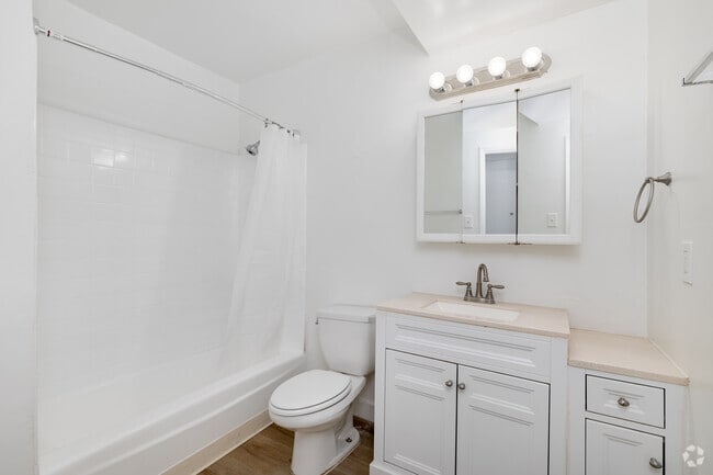 2 habitaciones, 1 baño - 770 pies cuadrados - Baño