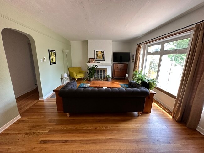 Photo - 732 Loma Vista Dr NE