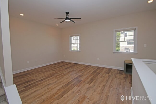 Photo - "Impressive 3-Bed Townhouse with Fenced in Backyard!"