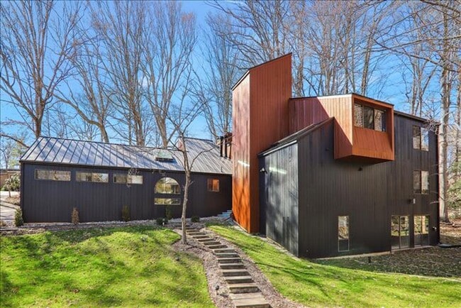 Uniquely located, and beautifully appointe... - Uniquely located, and beautifully appointe... House