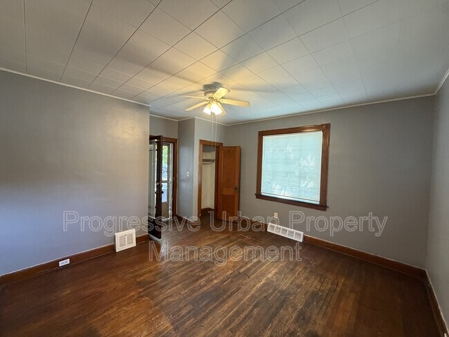 7204 Lawn Ave