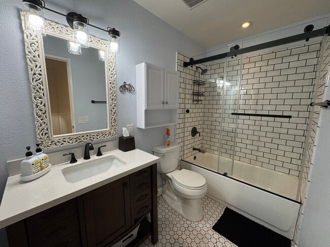Photo - 27572 Rondell St