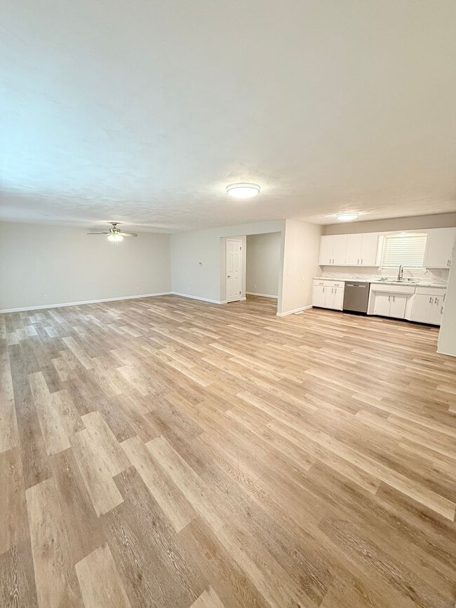 Building Photo - Ultra Open Floor Plan - Lots of New - Walk... Rental