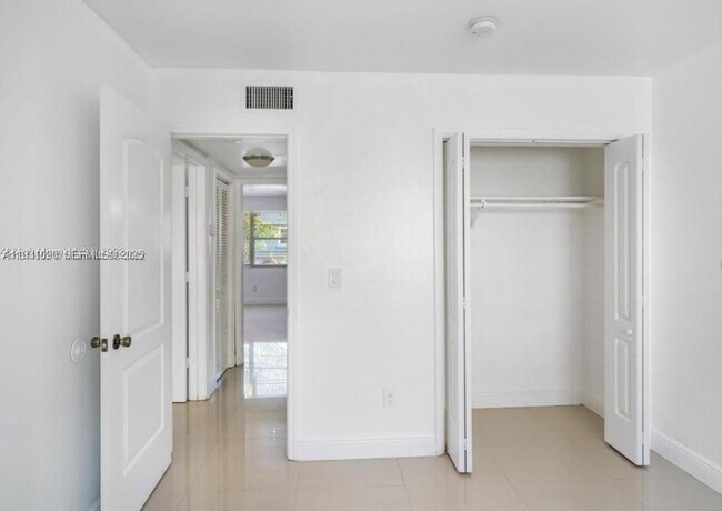 Photo - 552 NE 61st St Unidad 4