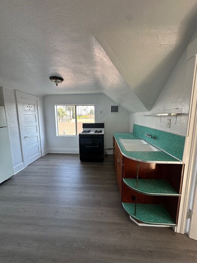 Building Photo - 3425 3rd Ave Unit 3425 1/2 Rental