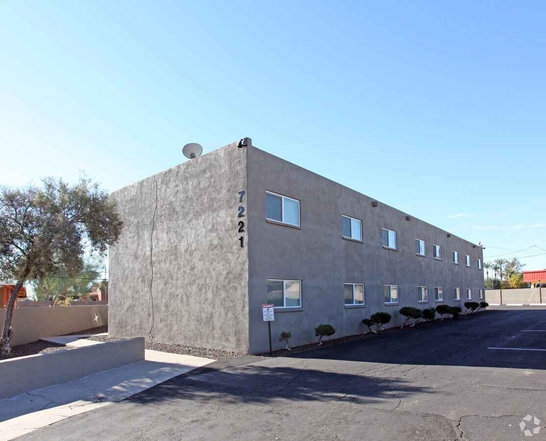 Photo - Palm Cove Apartments