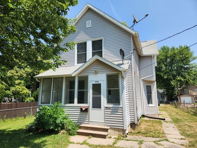 Building Photo - Single Family 3 bedroom 1.5 bath in Moline Rental