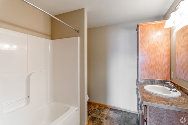 2BR, 1BA - 953 SF