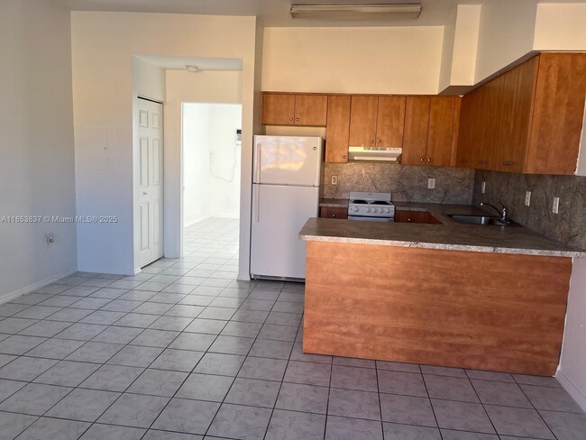 Building Photo - 65 W 4th St Unit 203 Rental