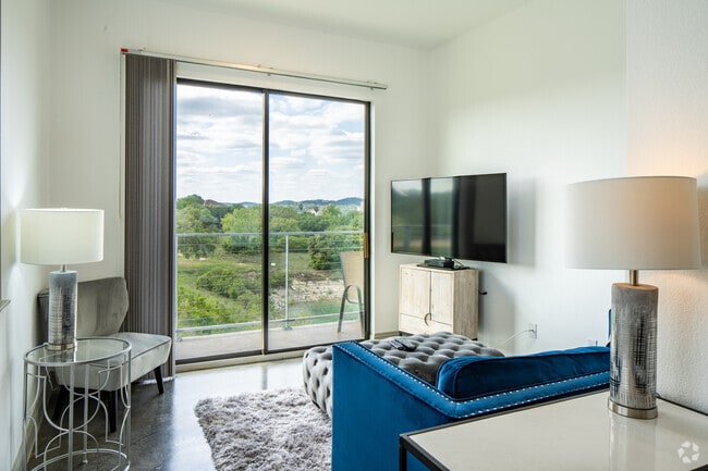 1 HAB, 1 BA - 686 ft² - The Hudson on Lake Travis (WATERFRONT!)