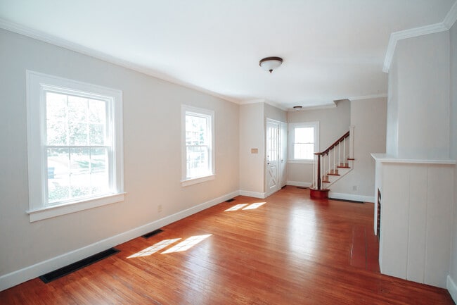 Photo - 3744 Bowen Rd