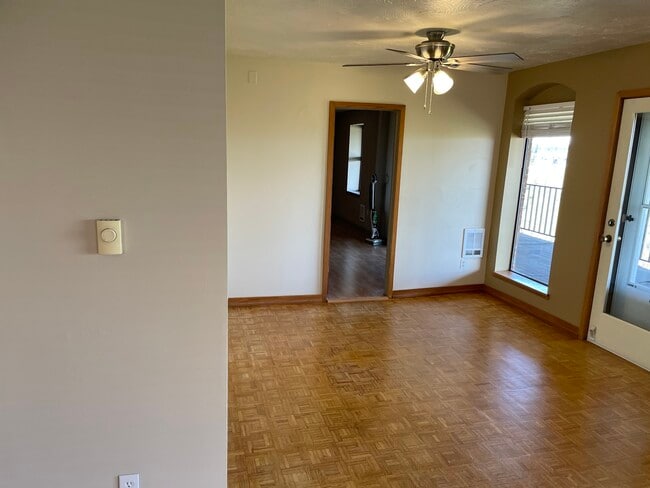 Living room - 1916 W Riverside Ave Unit 4