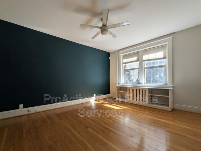 Building Photo - 940 Gates Ave Unit B2