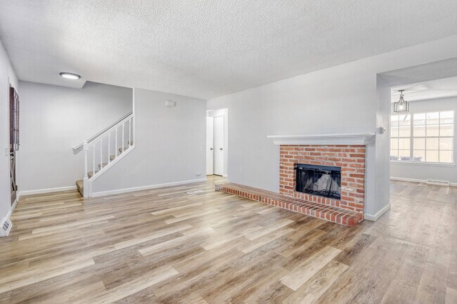 Sala de estar - 8780 E Yale Ave