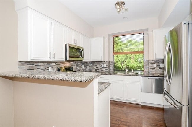 Photo - 737 Davis Rd