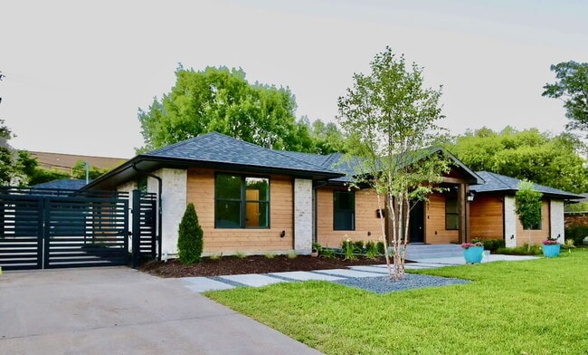 Building Photo - Executive Lease Near Preston Hollow  - Chef's Kitchen, Gated Drive & Spacious Patio