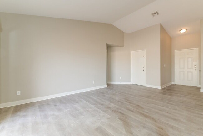 Photo - 390 Lombardy Cir