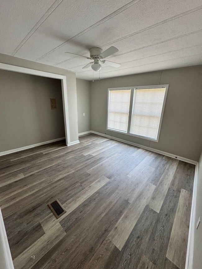 Building Photo - 3 Bed/2 Bath Mobile Home- Under Renovations
