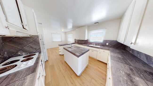 Photo - Huge House on Art St!! (Lease out, pending...