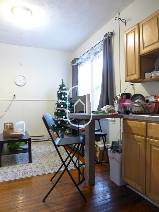 Photo - 386 Riverway