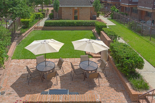 Photo - Colonial Manor