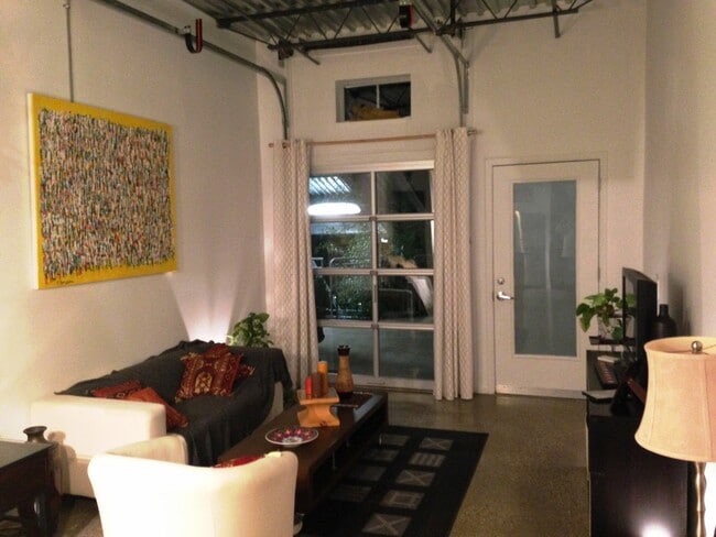 Vista de la sala de estar y la puerta del garaje. - 163 Old Georgetown St Unidad 202