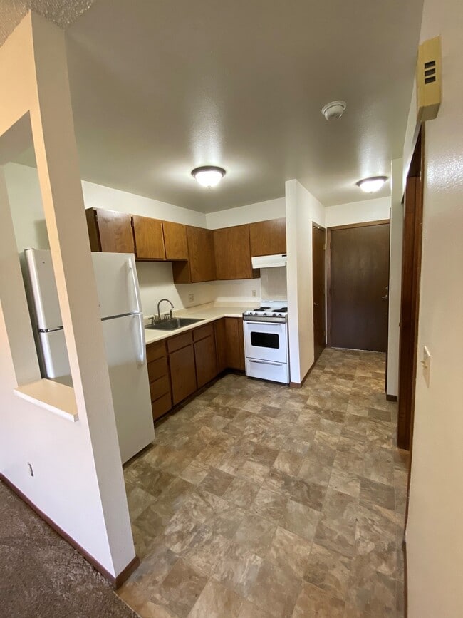 Photo - Golden Oaks Apartments