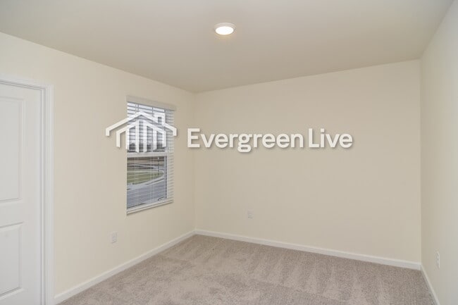 Photo - 157 Snowdrop Ave