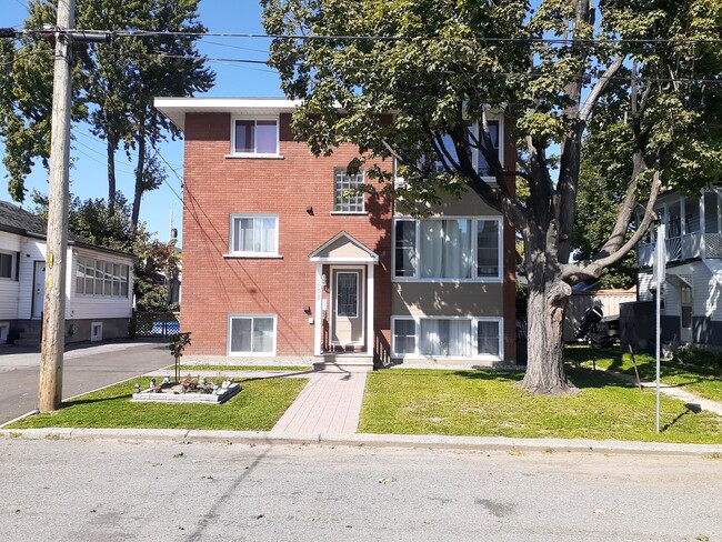 Building Photo - 281 Frontenac St Unit 2