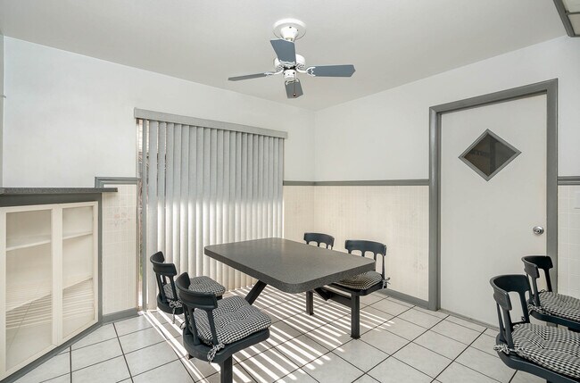 Built in breakfast nook and island bar stools - 2908 Ivy St House