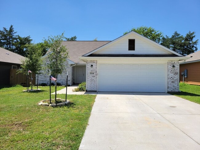 Building Photo - Bryan - 3 Bedroom / 2 Bath / 2 car garage / fenced in back yard.