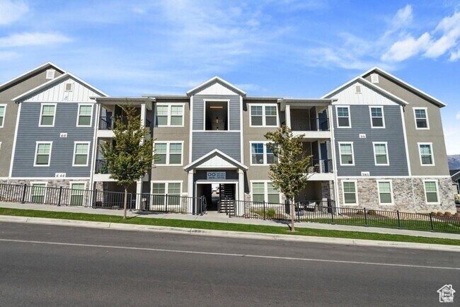 Building Photo - "Discover Modern Comfort: Spacious 3-Bed, ... Unit #302 Rental