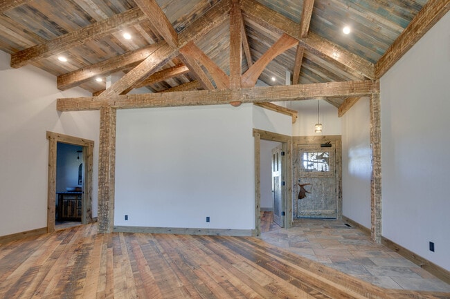 Photo - 5289 Gabriels Wy