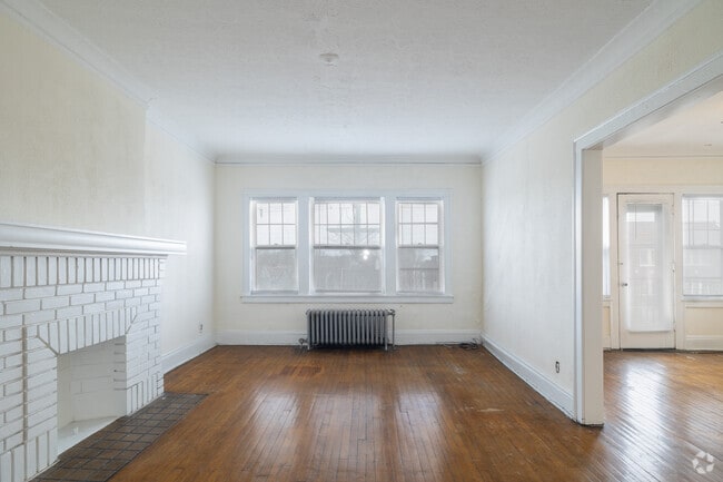 1BD, 1BA - 900-1,100SF - LIVING ROOM
