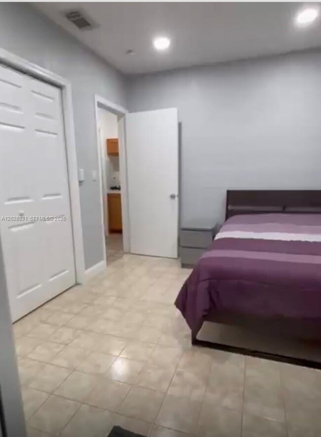 Photo - 570 W 46th Pl Unidad B