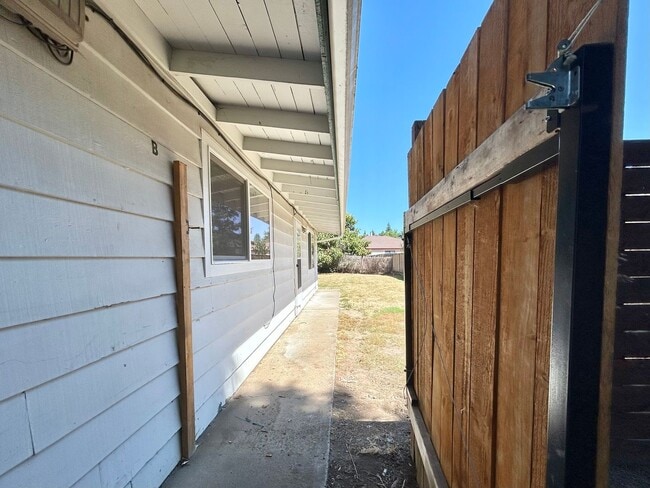 Building Photo - sw165th Unit B Rental