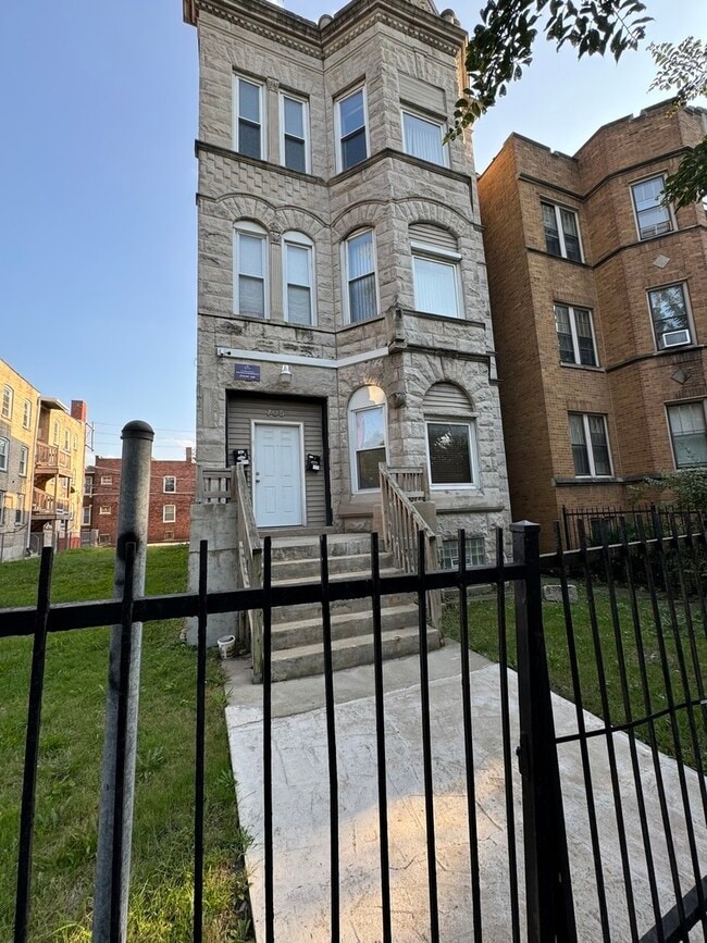 Building Photo - 705 W Garfield Blvd Unit 1