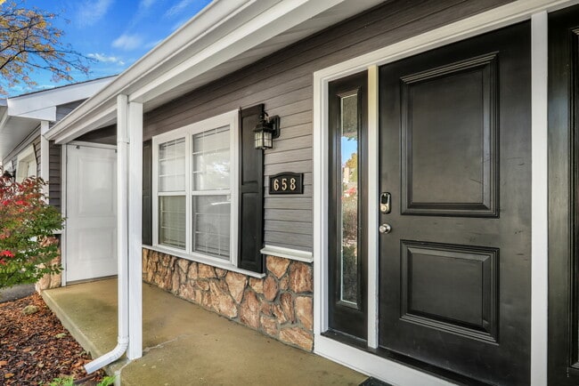 Photo - 658 White Ct