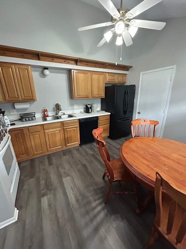 Photo - 3 Bedroom 1 3/4 Bathroom In Norwalk