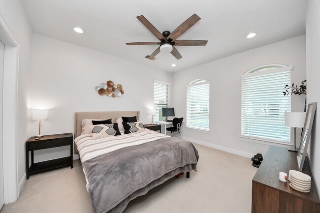Photo - 1243A Bonner St