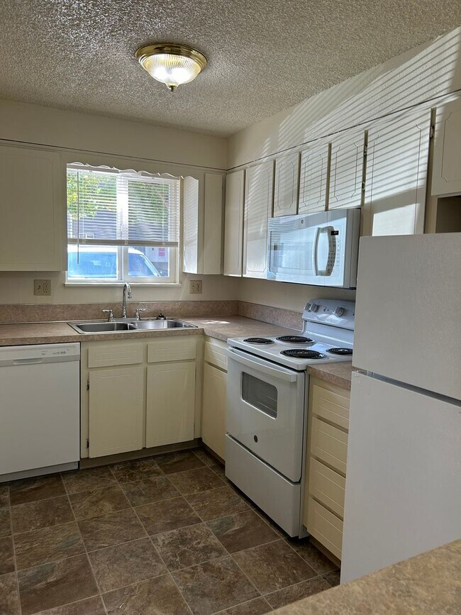Photo - (749) Jackson Square - 2 Bedroom / 1.5 Bathroom – Albany Unit 031