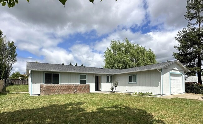 Building Photo - Cozy Three Bedroom Home