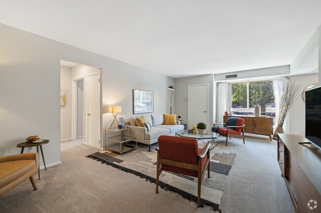 1BR, 1BA - 748SF - Living Room
