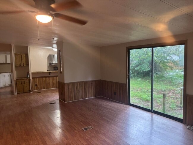 Photo - 206 Tropicaire St