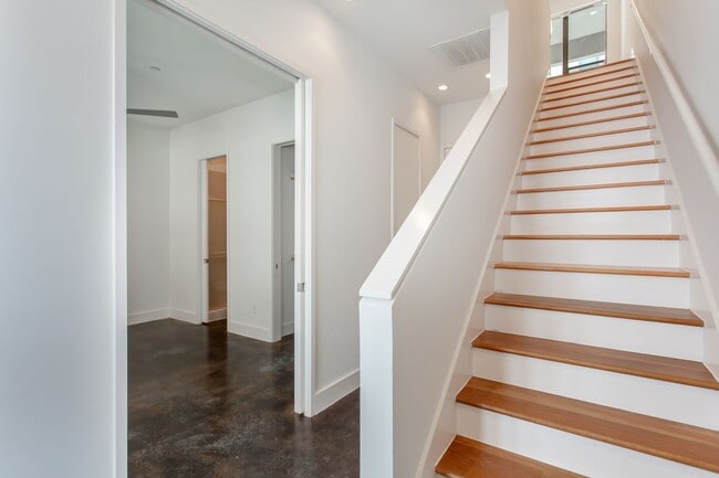 Photo - Spacious 3-Story Townhouse With Rooftop Deck Near Downtown