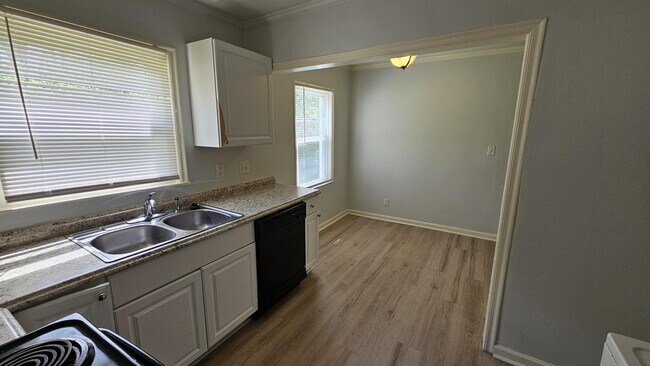 Photo - 900 Leigh Ave