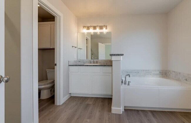 Photo - 620 E 16th St