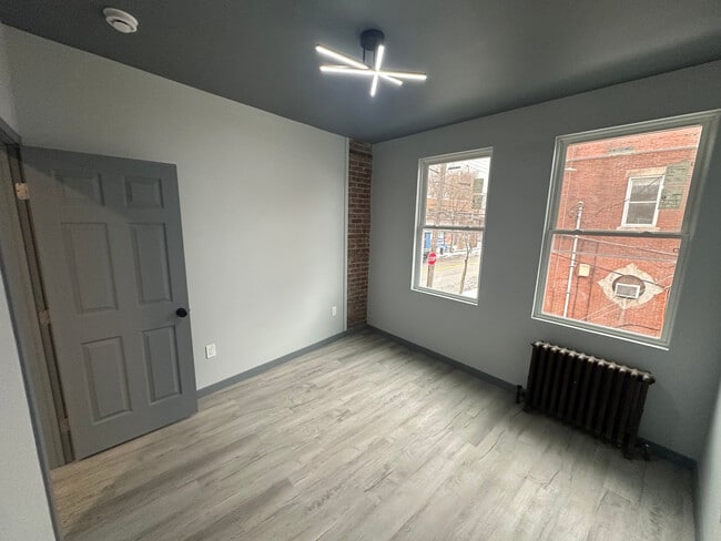 Building Photo - 2552 Brownsville Rd Unit Apt 1