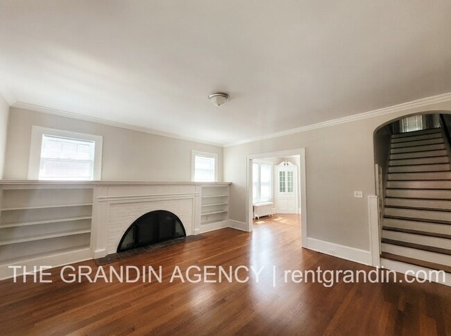 Photo - 2110 Memorial Ave SW