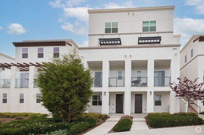 Building Photo - Perfectly located 4-bedroom townhouse in c...